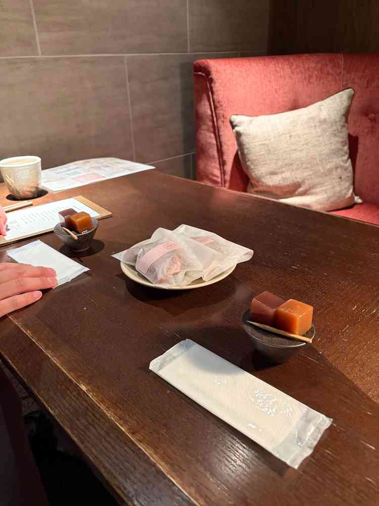 引き出物に人気な和菓子の試食もあった。この羊羹を大変気に入り、この後和菓子屋を訪れて買って帰った。