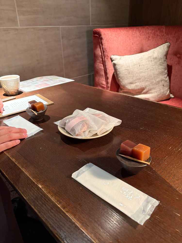 引き出物に人気な和菓子の試食もあった。この羊羹を大変気に入り、この後和菓子屋を訪れて買って帰った。