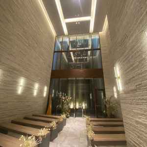 天井が高く開放的なチャペル。正面の滝がキラキラと光って写真映えしそう。