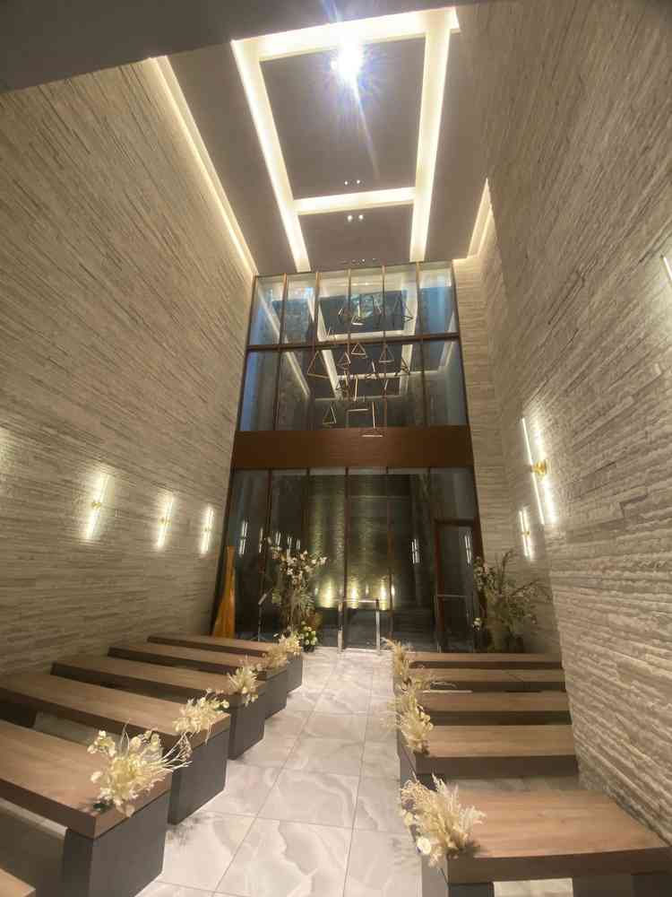 天井が高く開放的なチャペル。正面の滝がキラキラと光って写真映えしそう。