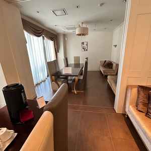 待合スペースはとても広く、両家それぞれに写真のような十分なスペースを準備いただけるとのこと。