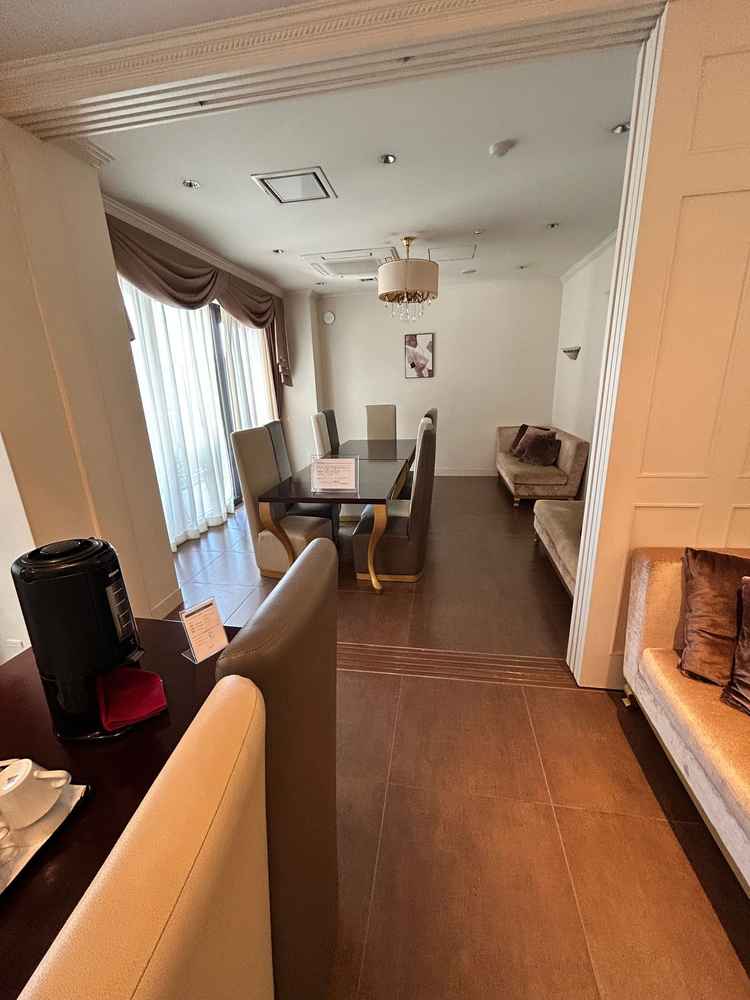 待合スペースはとても広く、両家それぞれに写真のような十分なスペースを準備いただけるとのこと。