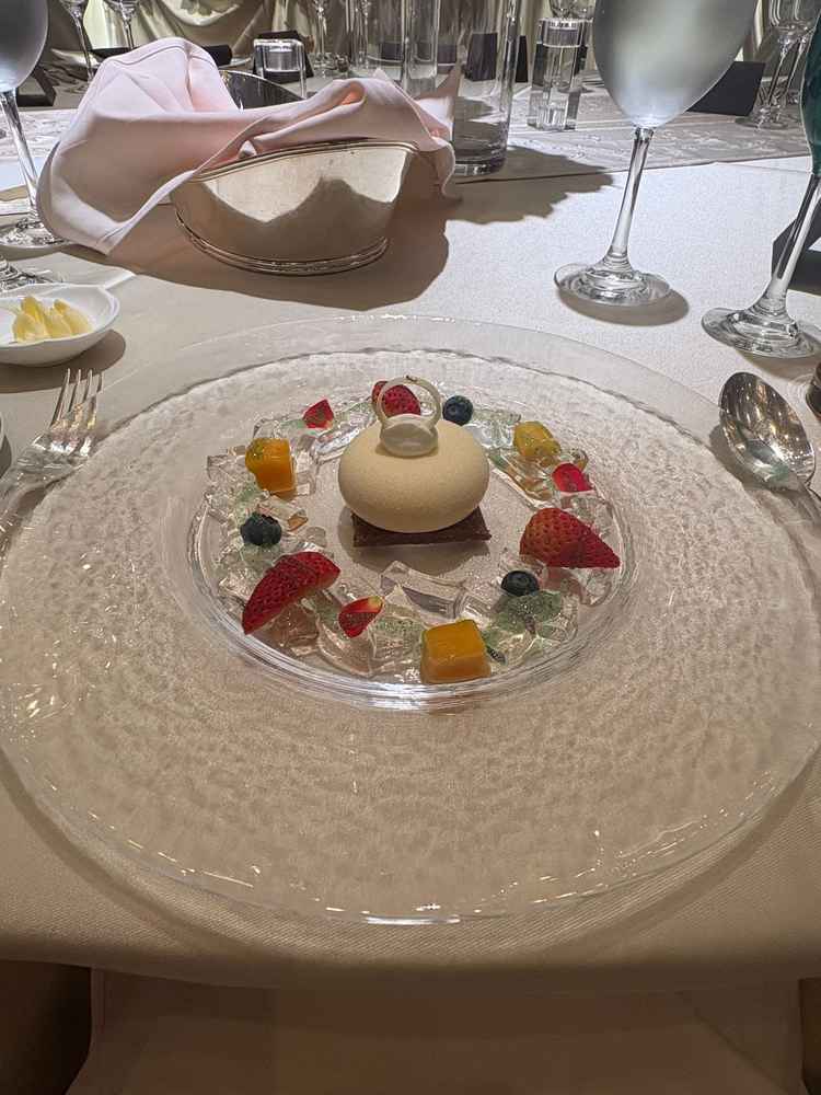 一番人気スイーツ本当に美味しかった中にはラズベリーソースが紅白のコントラストを意識してるとのこと