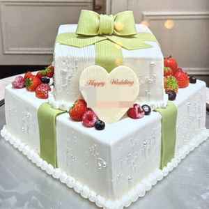 2段のケーキでプレゼントの見た目をしている写真。非常に気に入った。