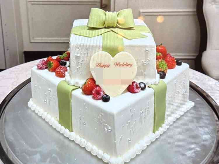 2段のケーキでプレゼントの見た目をしている写真。非常に気に入った。