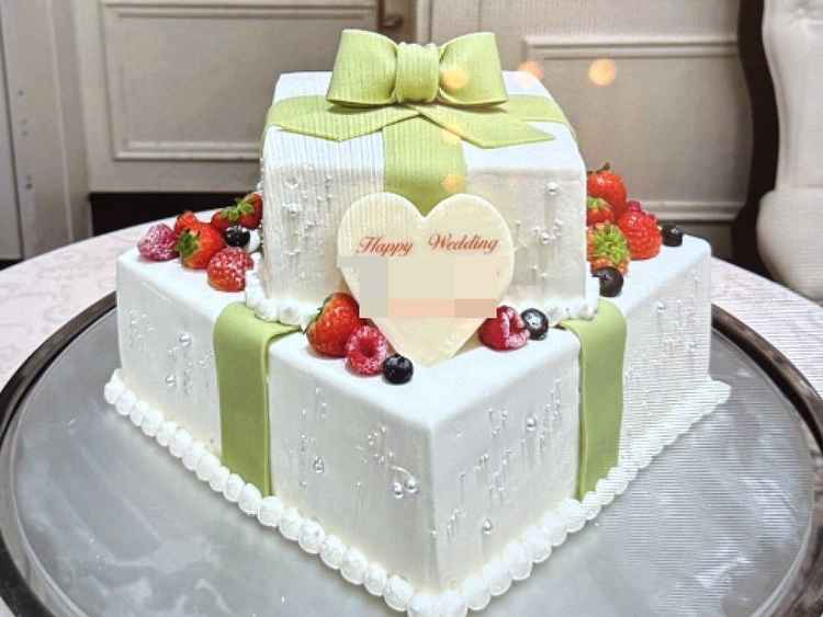 2段のケーキでプレゼントの見た目をしている写真。非常に気に入った。