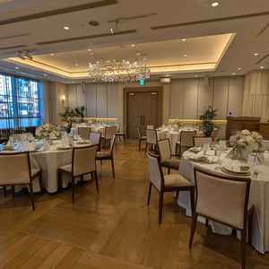 リニューアルされたばかりの披露宴会場です。外の光が差し込んで明るいです。