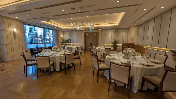 リニューアルされたばかりの披露宴会場です。外の光が差し込んで明るいです。