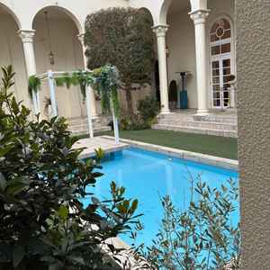 入ってすぐ目の前に位置する中庭とプール