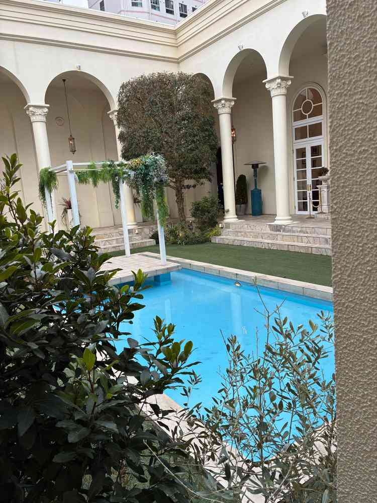 入ってすぐ目の前に位置する中庭とプール