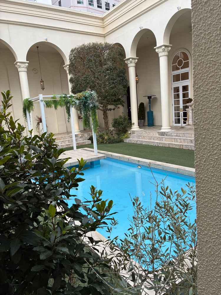 入ってすぐ目の前に位置する中庭とプール