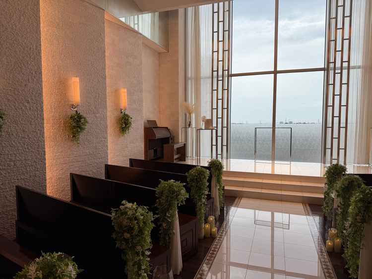 参加した日はあいにくの雨でしたが、明るいチャペルでした。