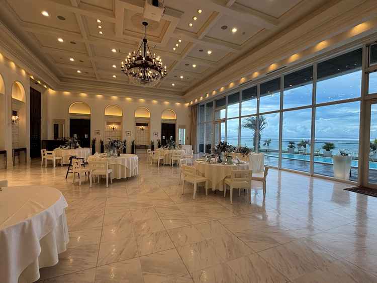 披露宴会場からも海やプールが見えて特別感がありました。