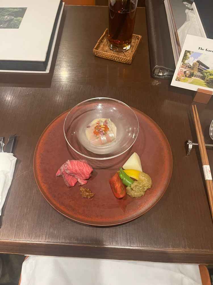 和牛のローストビーフ、鮮魚、野菜、どれもとてもこだわりがある品でありとても美味しかったです。