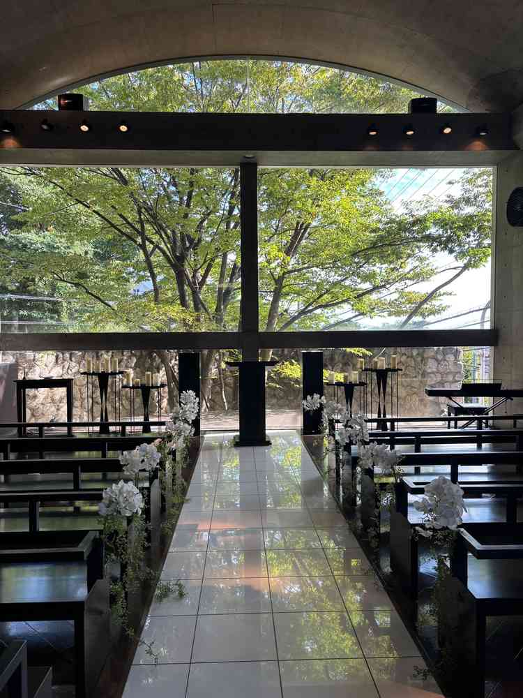 チャペル。木漏れ日がきれいに入って、欅の木の迫力がありました。