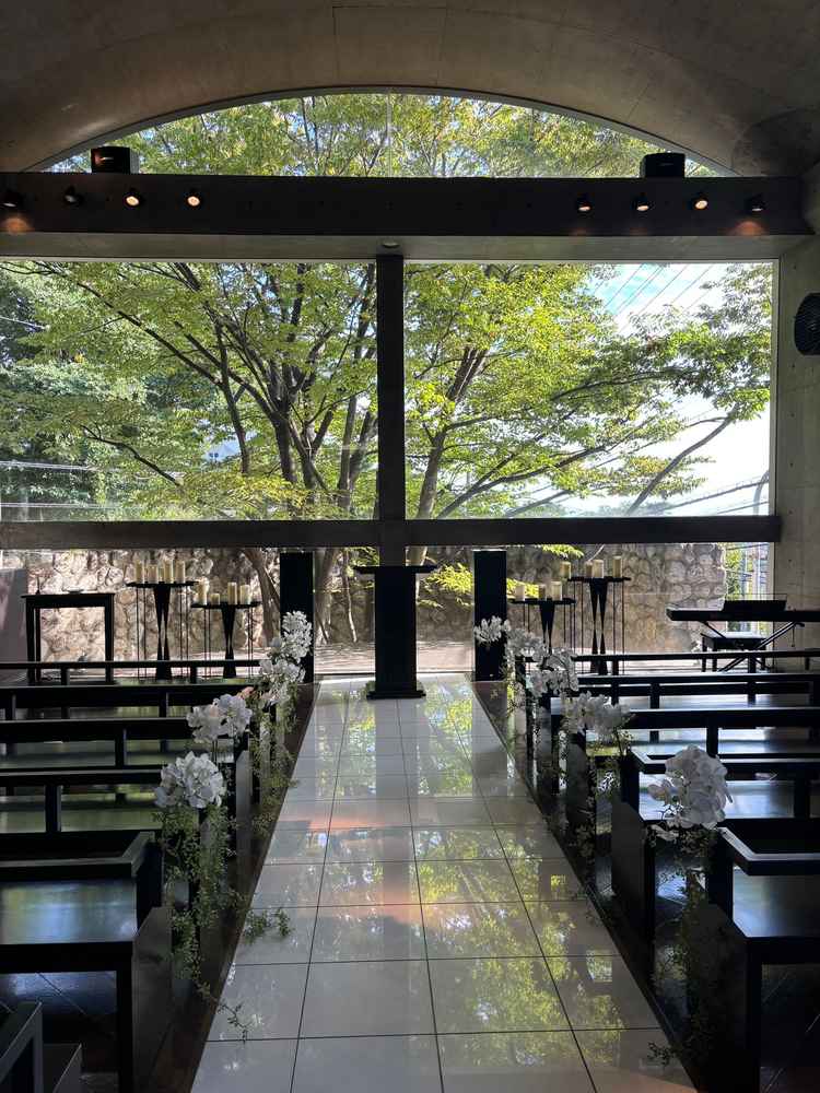 チャペル。木漏れ日がきれいに入って、欅の木の迫力がありました。