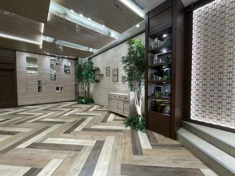 披露宴会場②。MAX80名程度の規模感で、天井からはドライフラワーが垂れており、おしゃれな会場