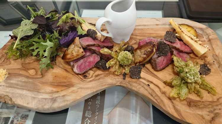 黒毛和牛のステーキとふきのとうやタケノコの天ぷら。フォアグラが添えられトリュフも散りばめられている。