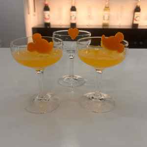 立食パーティの生搾りオレンジ