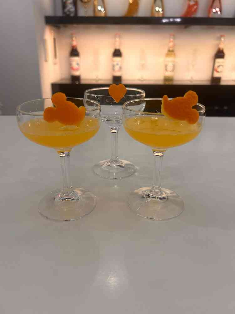 立食パーティの生搾りオレンジ