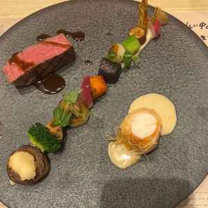 試食。料理がどれも美味しく、見学中デザートやお茶漬けなど色々なものを試食することができました。