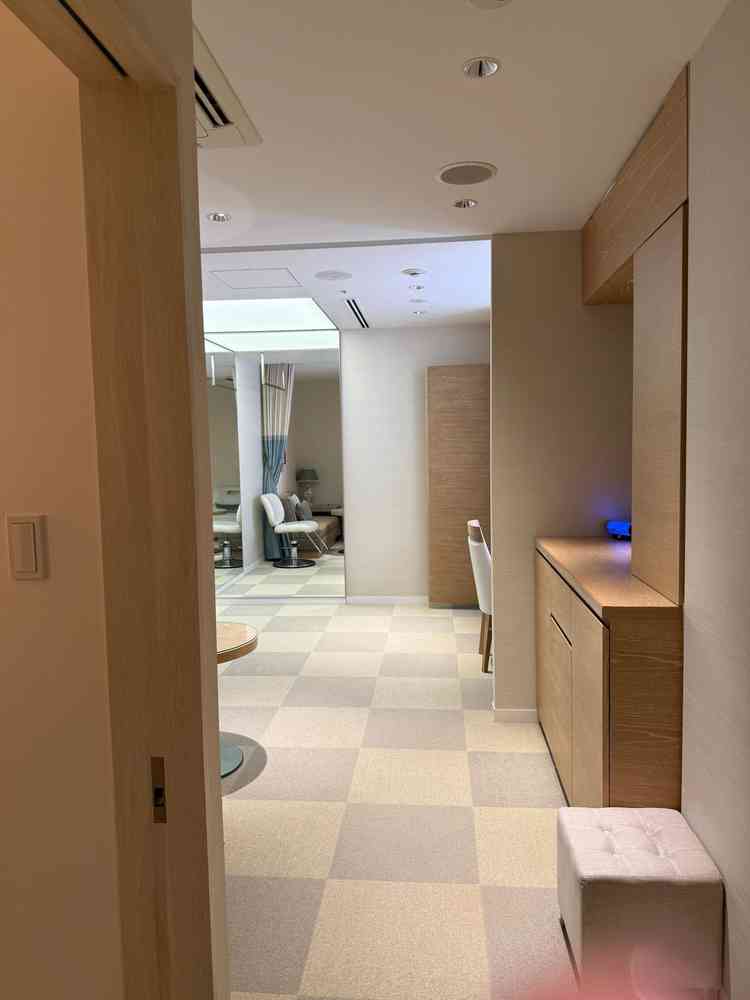 新婦お支度室。広々としておりお手洗いも個室内にあるため、ゆったりと準備ができて良いと思いました。