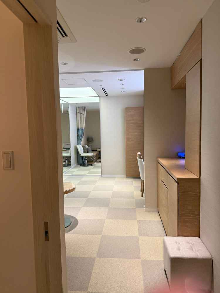 新婦お支度室。広々としておりお手洗いも個室内にあるため、ゆったりと準備ができて良いと思いました。