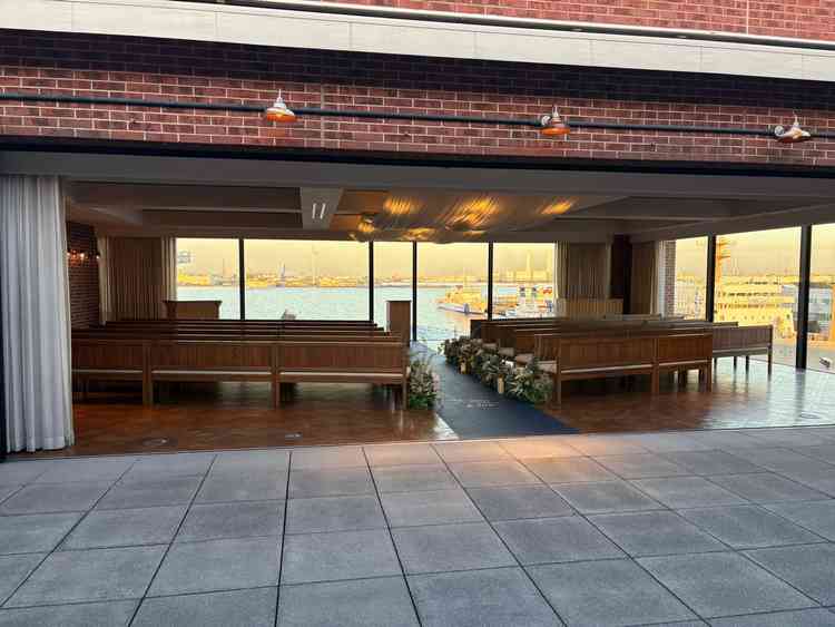 チャペル入り口です。外から移動ですが、雨天の際は濡れないようなってました。