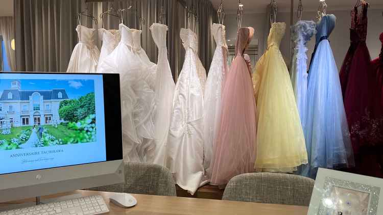 相談デスクがフリードリンクになっていました。ドレスも飾られており明るい雰囲気でお話ししやすかったです