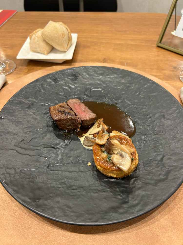 肉料理はソースが2種類あり、飽きずに食べられます。肉も柔らかく、きのことパイの相性も抜群でした。