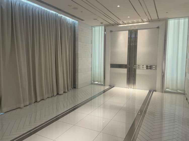 チャペル入り口。バージンロード前からマザーズロードが続いていて母と入場できる