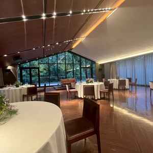 会場の席からの全体図。屋根が低めで抜け感は感じづらかった