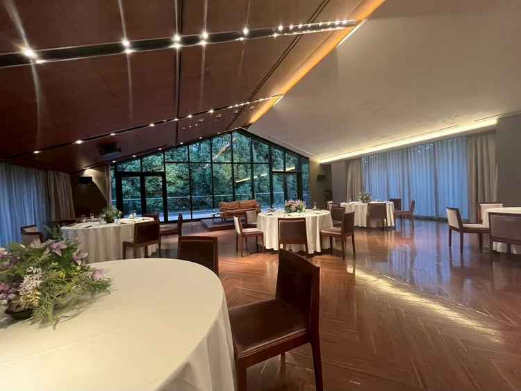 会場の席からの全体図。屋根が低めで抜け感は感じづらかった