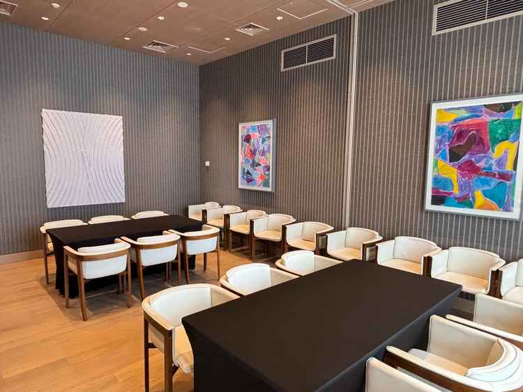 両家の待合室の写真です。真ん中で区切ることもつなげて1部屋で使うことも可能です。