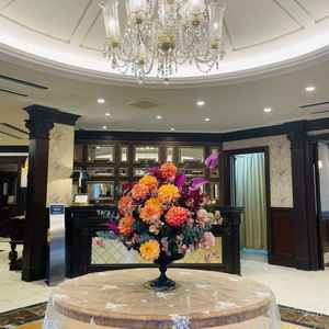 本館の建物の入り口です。お花は週に1回変わるようで大変綺麗でした。