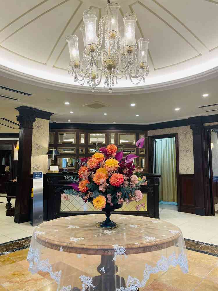 本館の建物の入り口です。お花は週に1回変わるようで大変綺麗でした。