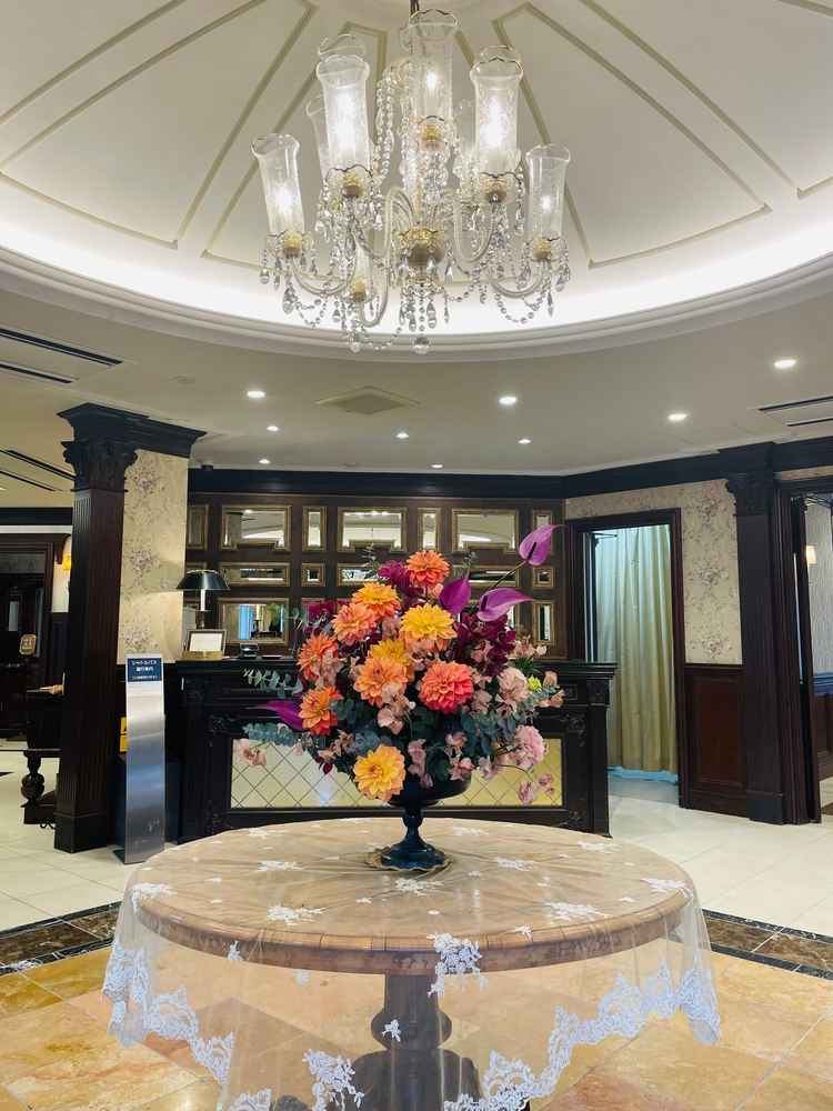 本館の建物の入り口です。お花は週に1回変わるようで大変綺麗でした。