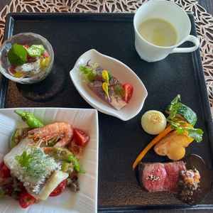 フルオーダーの料理。とにかく味が美味しかったです。2人のためだけのコースを考えてくれます。