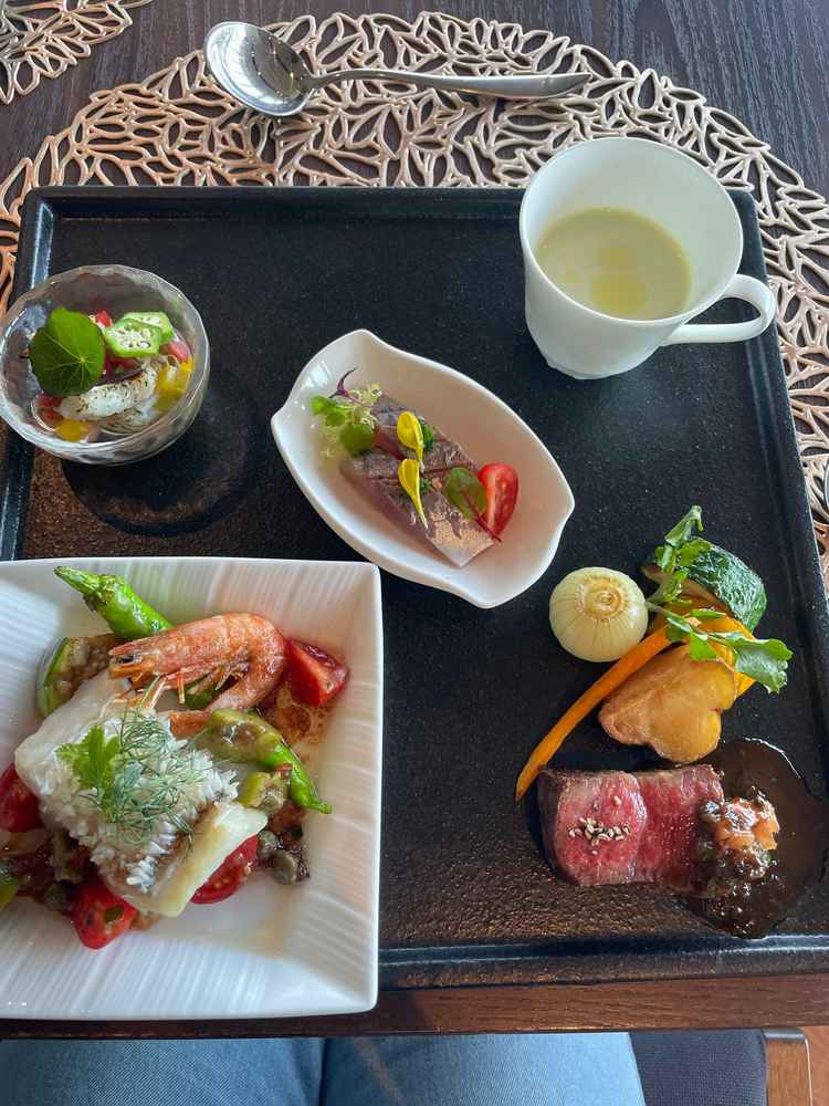 フルオーダーの料理。とにかく味が美味しかったです。2人のためだけのコースを考えてくれます。