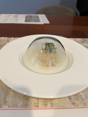 試食メニューの写真。蓋を開けると燻製の匂いが広がり、見た目と匂いを楽しめる演出でした。
