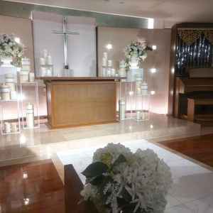 完全室内型のチャペルで光の演出も可能です。