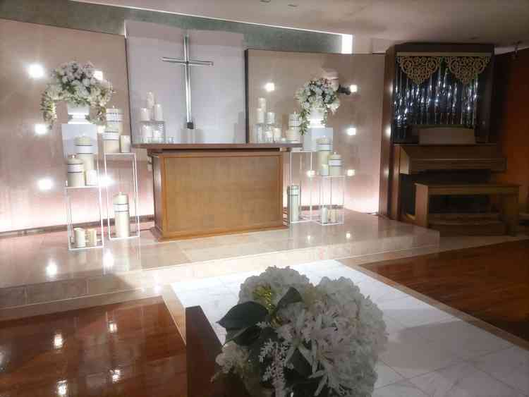 完全室内型のチャペルで光の演出も可能です。