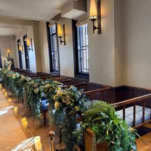 チャペルの写真。窓から自然光が入ってきて、温かみがありました。