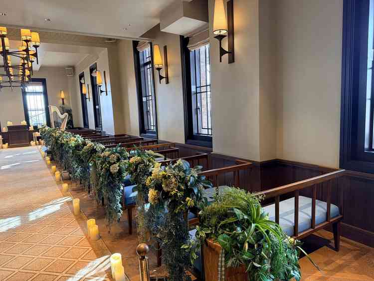 チャペルの写真。窓から自然光が入ってきて、温かみがありました。