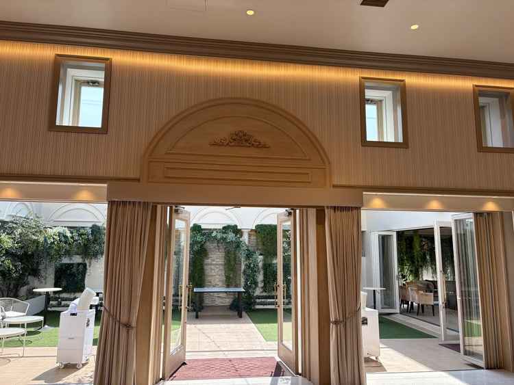 披露宴会場の隣にあるガーデンテラス。雨天時は屋根が出るようになっており、安心。