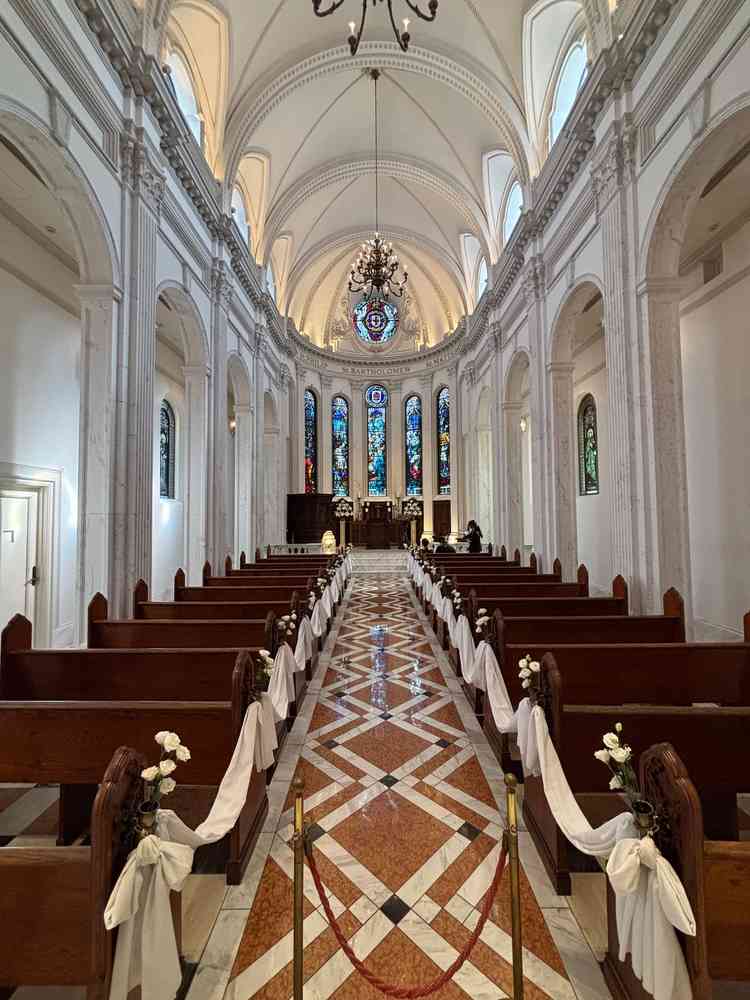 ステンドグラスがとてもきれいでした。椅子や祭壇も取り寄せたものとのことで、気持ちが引き締まりました。