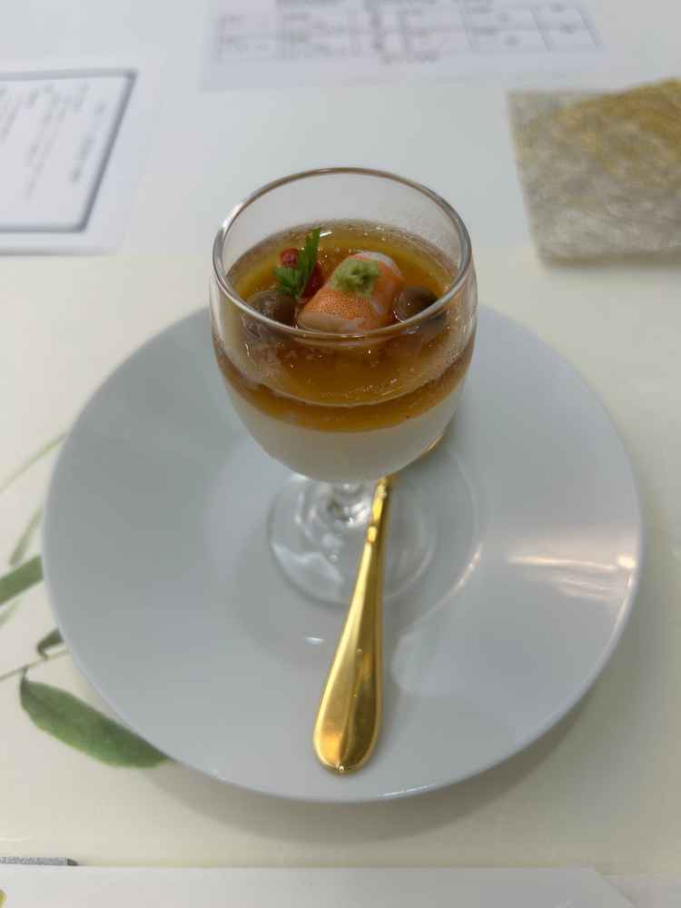 前菜。ジュレと混ぜた方が断然美味しい。