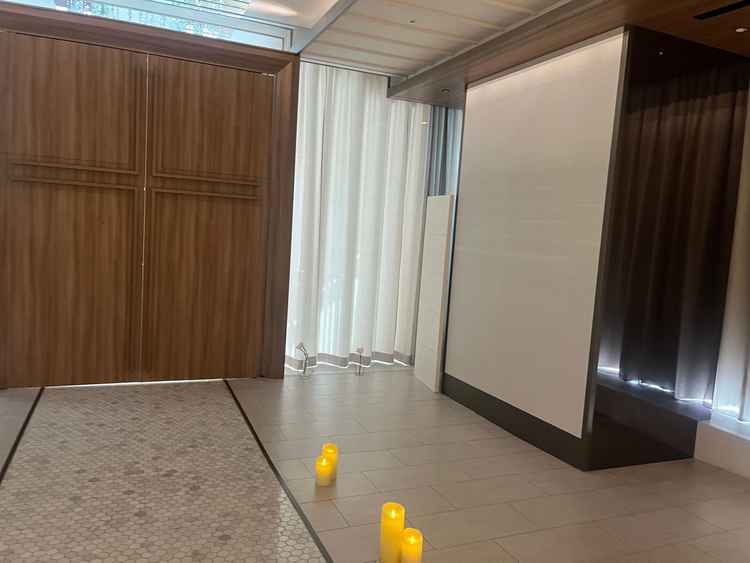 式場前のスペースでは、スクリーンがあり生い立ちや感謝の気持ちをビデオで投影できるようでした。