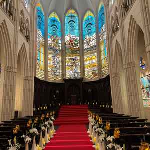 大きなステンドグラスがある大聖堂