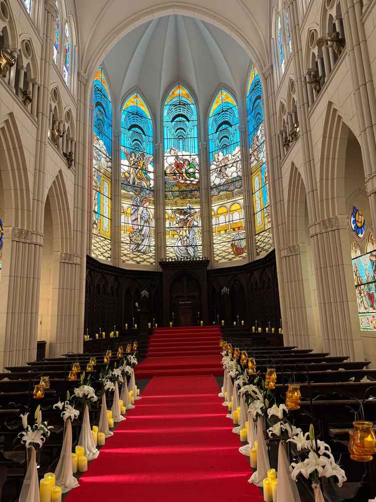 大きなステンドグラスがある大聖堂
